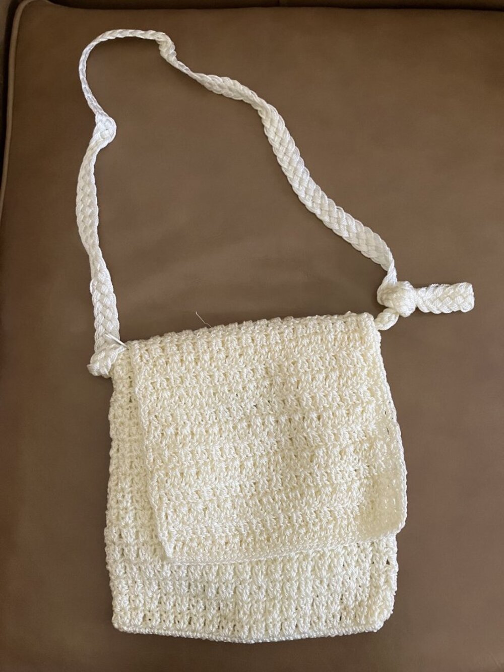 VINTAGE LA RUE IVORY CROCHET SHOULDER BAG W/ OUTSIDE POCKET